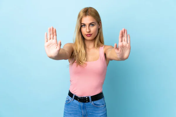 Ung Uruguayansk Blond Kvinna Över Isolerad Blå Bakgrund Gör Stopp — Stockfoto