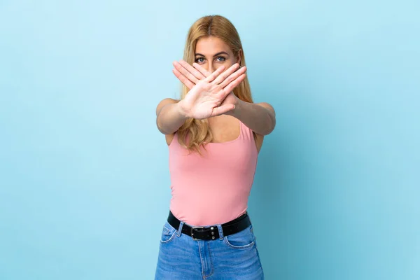 Jovem Mulher Loira Uruguaia Sobre Fundo Azul Isolado Fazendo Parar — Fotografia de Stock