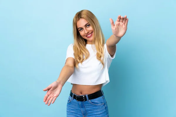 Ung Uruguayansk Blond Kvinna Över Isolerad Blå Bakgrund Presentera Och — Stockfoto