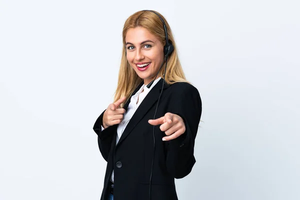 Jonge Telemarketer Vrouw Geïsoleerde Witte Achtergrond Wijst Vinger Naar Met — Stockfoto