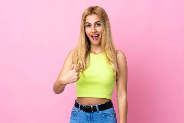 Mladý Uruguayský Blondýnka Žena Přes Izolované Růžové Pozadí Překvapením Výraz — Stock fotografie