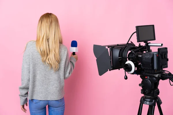 Mujer Reportera Sosteniendo Micrófono Reportando Noticias Sobre Fondo Rosa Aislado — Foto de Stock