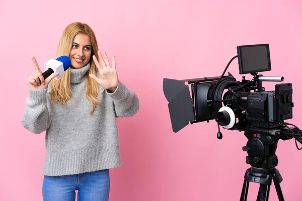 Reporter Donna Possesso Microfono Segnalazione Notizie Isolato Sfondo Rosa Contando — Foto Stock