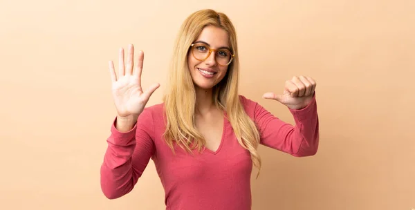 Молодая Уругвайская Блондинка Изолированном Фоне Насчитывающая Шесть Пальцев — стоковое фото