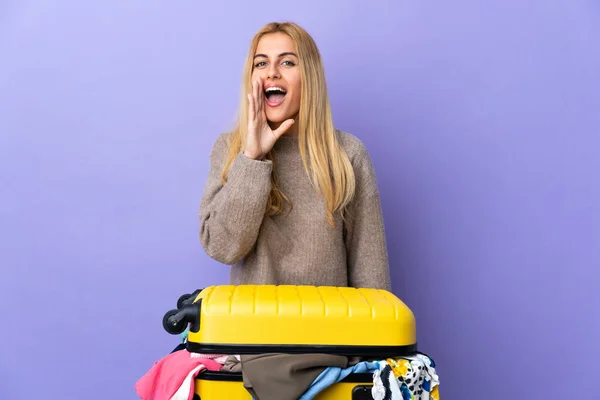 Молода Уругвайська Блондинка Валізою Одягом Над Ізольованою Фіолетовою Стіною Відкритим — стокове фото