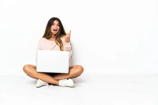 Młoda Kobieta Laptopem Siedząca Podłodze Odizolowana Białym Tle Myśląc Pomyśle — Zdjęcie stockowe
