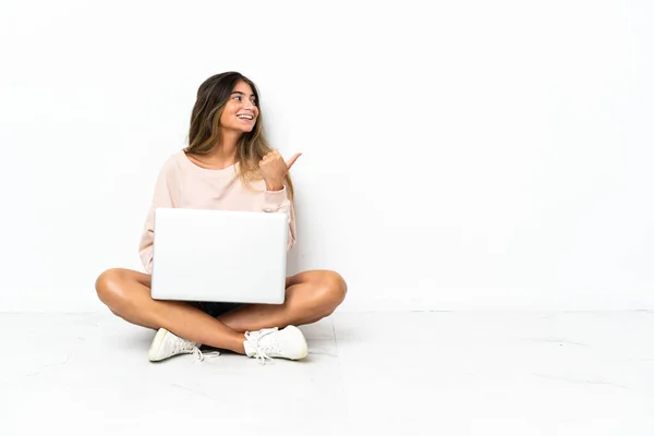 Giovane Donna Con Computer Portatile Seduto Sul Pavimento Isolato Sfondo — Foto Stock