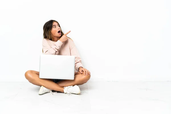 Giovane Donna Con Computer Portatile Seduto Sul Pavimento Isolato Sfondo — Foto Stock