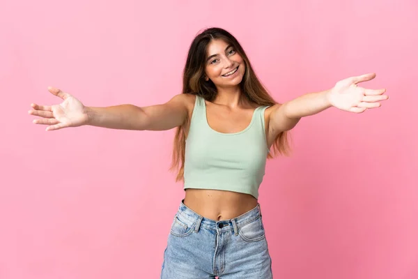 Jonge Kaukasische Vrouw Geïsoleerd Roze Achtergrond Presenteren Uitnodigen Komen Met — Stockfoto