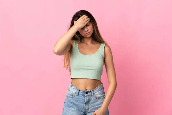 Jonge Blanke Vrouw Geïsoleerd Roze Achtergrond Met Hoofdpijn — Stockfoto