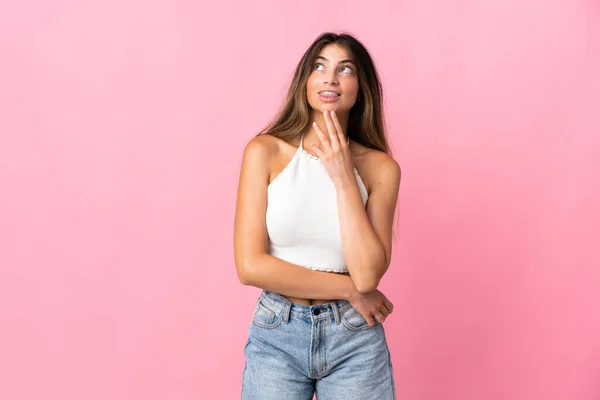 Joven Mujer Caucásica Aislada Sobre Fondo Rosa Mirando Hacia Arriba — Foto de Stock