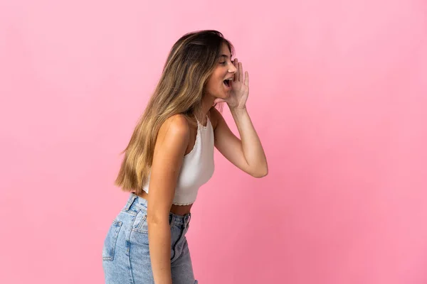 Mujer Joven Caucásica Aislada Sobre Fondo Rosa Gritando Con Boca —  Fotos de Stock