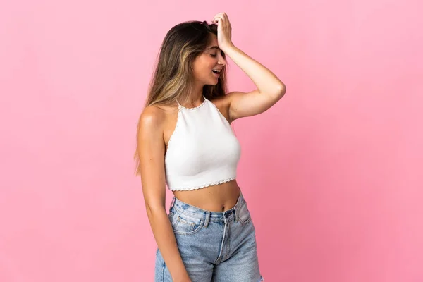 Jonge Blanke Vrouw Geïsoleerd Roze Achtergrond Heeft Iets Gerealiseerd Van — Stockfoto