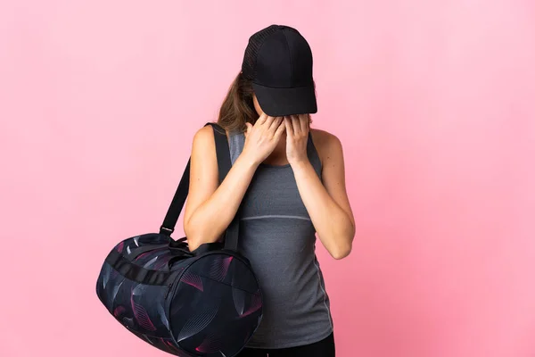 Junge Sportlerin Mit Sporttasche Auf Rosa Hintergrund Mit Müdem Und — Stockfoto