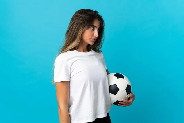 Giovane Donna Caucasica Isolata Sfondo Blu Con Pallone Calcio — Foto Stock