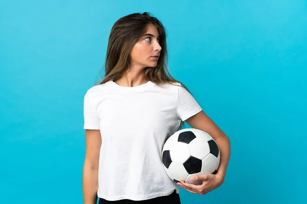 Jovem Caucasiana Isolada Fundo Azul Com Bola Futebol — Fotografia de Stock