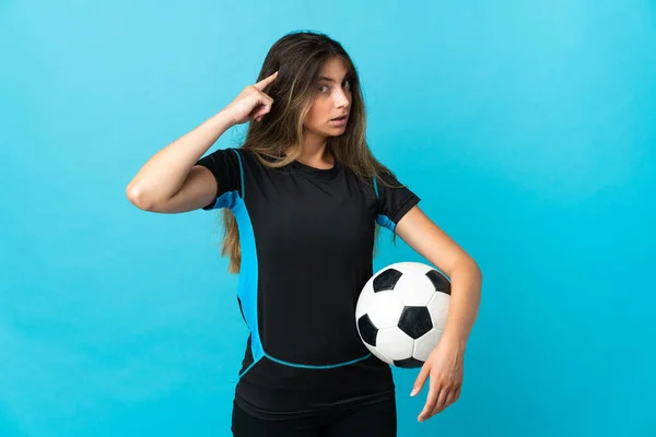 Joven Futbolista Mujer Aislada Sobre Fondo Azul Teniendo Dudas Pensando —  Fotos de Stock