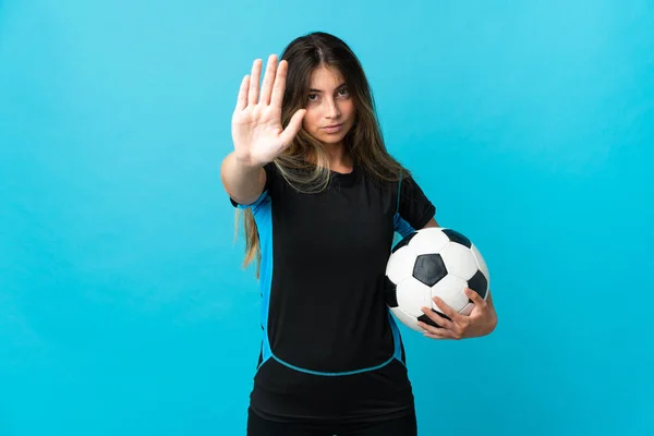 Jovem Jogador Futebol Mulher Isolado Fundo Azul Fazendo Parar Gesto — Fotografia de Stock