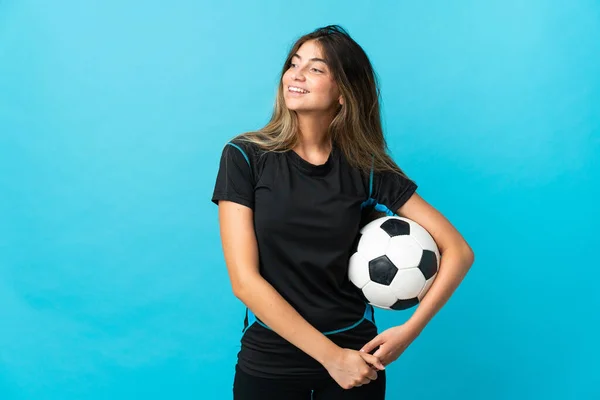 Giovane Giocatore Calcio Donna Isolato Sfondo Blu Guardando Lato Sorridente — Foto Stock