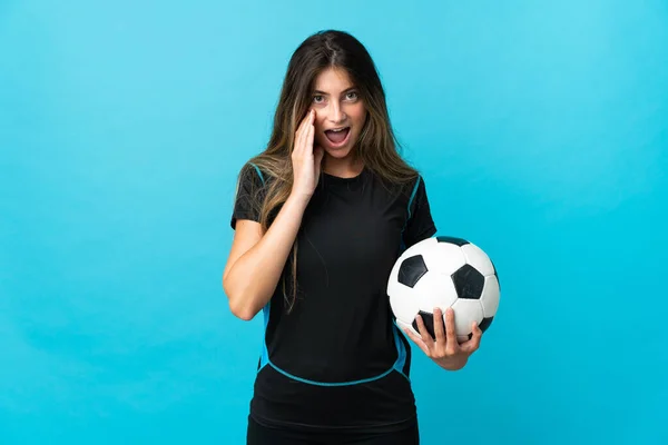 Jovem Jogador Futebol Mulher Isolada Fundo Azul Com Surpresa Expressão — Fotografia de Stock