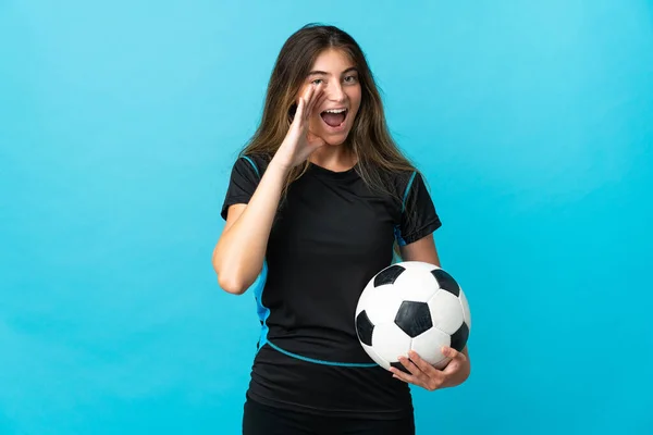 Młody Piłkarz Kobieta Odizolowany Niebieskim Tle Krzycząc Usta Szeroko Otwarte — Zdjęcie stockowe