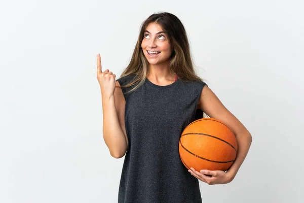 Молода Жінка Грає Баскетбол Ізольовано Білому Тлі Вказуючи Чудову Ідею — стокове фото