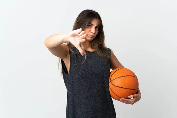 Молодая Женщина Играющая Баскетбол Белом Фоне Показывает Большой Палец Вниз — стоковое фото