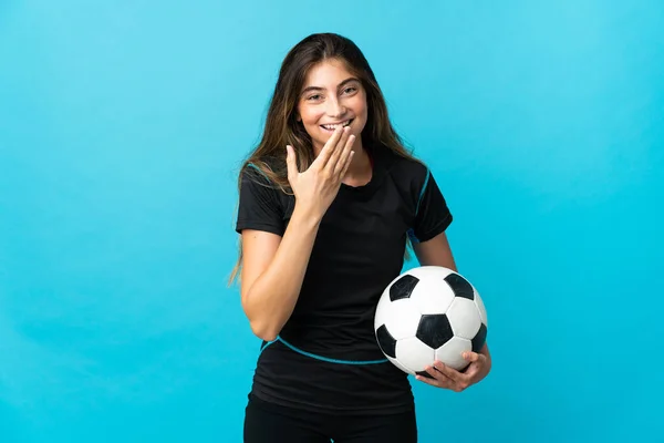 Młoda Piłkarz Kobieta Odizolowany Niebieskim Tle Szczęśliwy Uśmiechnięty Pokrycie Usta — Zdjęcie stockowe