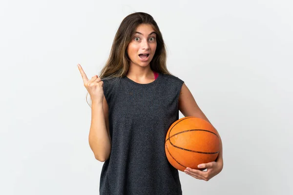 Jovem Mulher Jogando Basquete Isolado Fundo Branco Com Intenção Realizar — Fotografia de Stock