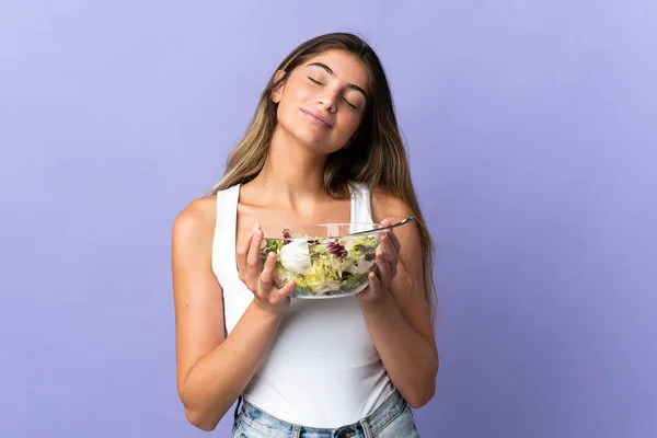 Mujer Joven Caucásica Aislada Sobre Fondo Púrpura Sosteniendo Tazón Ensalada — Foto de Stock