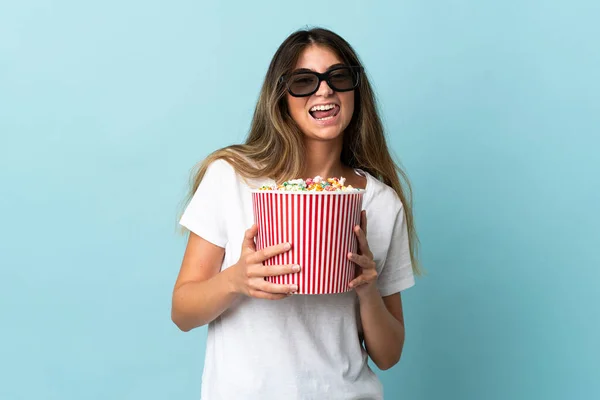 Jeune Femme Caucasienne Isolée Sur Fond Bleu Avec Des Lunettes — Photo