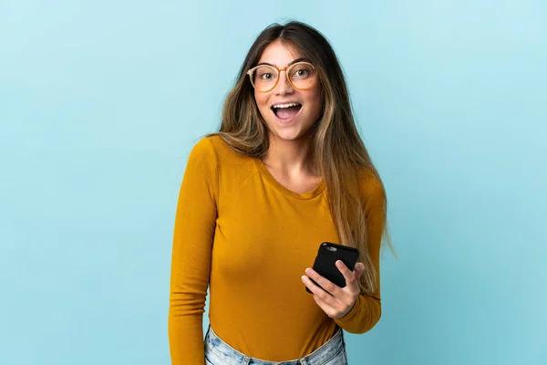 Giovane Donna Caucasica Utilizzando Telefono Cellulare Isolato Sfondo Blu Con — Foto Stock