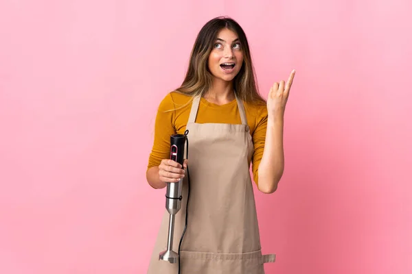 Jeune Chef Femme Utilisant Mélangeur Main Isolé Sur Fond Rose — Photo