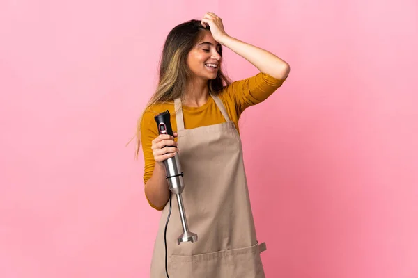 Jonge Chef Kok Vrouw Met Behulp Van Hand Blender Geïsoleerd — Stockfoto