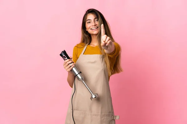 Jonge Chef Kok Vrouw Met Behulp Van Hand Blender Geïsoleerd — Stockfoto