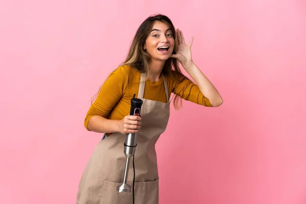 Jeune Chef Femme Utilisant Mélangeur Main Isolé Sur Fond Rose — Photo