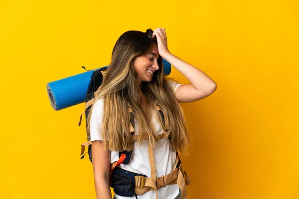 Mujer Joven Montañista Con Una Gran Mochila Aislada Sobre Fondo —  Fotos de Stock