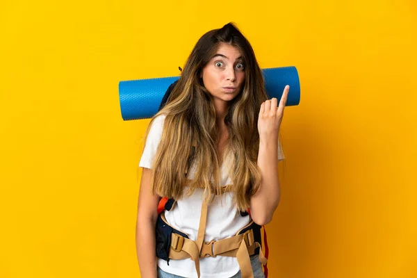 Jovem Montanhista Mulher Com Uma Grande Mochila Isolada Fundo Amarelo — Fotografia de Stock