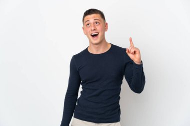 Beyaz arka planda izole genç beyaz adam yukarı işaret ve şaşırmış