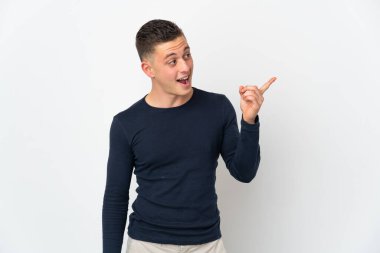 Beyaz arka planda izole edilmiş genç beyaz bir adam çözümü bulmak için parmağını kaldırıyor.