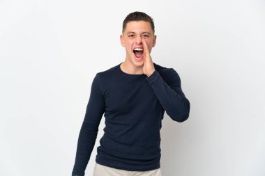 Beyaz arka planda, şaşırmış ve şok olmuş yüzü olan beyaz bir adam.