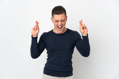 Beyaz arka planda izole edilmiş beyaz tenli genç bir adam.