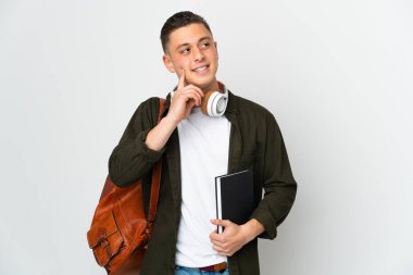 Beyaz arka planda izole genç beyaz öğrenci bir fikir düşünürken yukarı baktı.