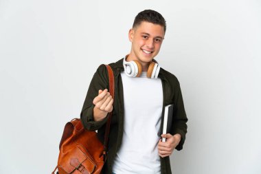 Beyaz arka planda izole genç beyaz öğrenci jest yapıyor.