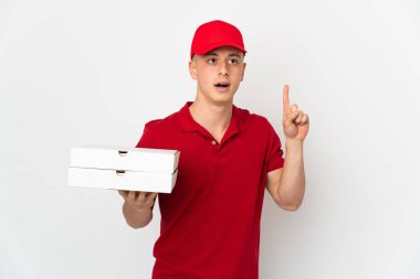 İş üniformalı bir pizzacı beyaz arka planda izole edilmiş pizza kutularını topluyor.