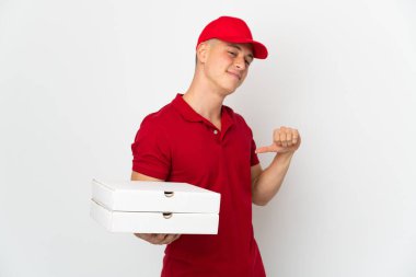 İş üniformalı bir pizzacı beyaz arka planda izole edilmiş pizza kutularını topluyor gururlu ve kendinden memnun.