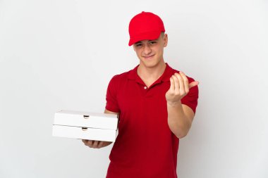 İş üniformalı bir pizzacı beyaz arka planda izole edilmiş pizza kutularını topluyor ve bizimle gelmesi için davet ediyor. Gelmene sevindim.