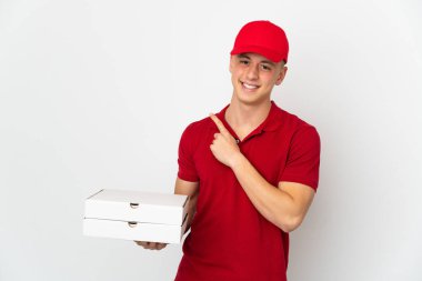 İş üniformalı bir pizzacı beyaz arka planda izole edilmiş pizza kutularını topluyor.