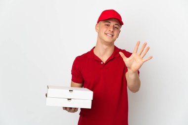İş üniformalı bir pizzacı beyaz arka planda izole edilmiş pizza kutularını topluyor parmaklarıyla beşi sayıyor.