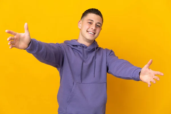 Joven Hombre Caucásico Aislado Sobre Fondo Amarillo Presentando Invitando Venir — Foto de Stock